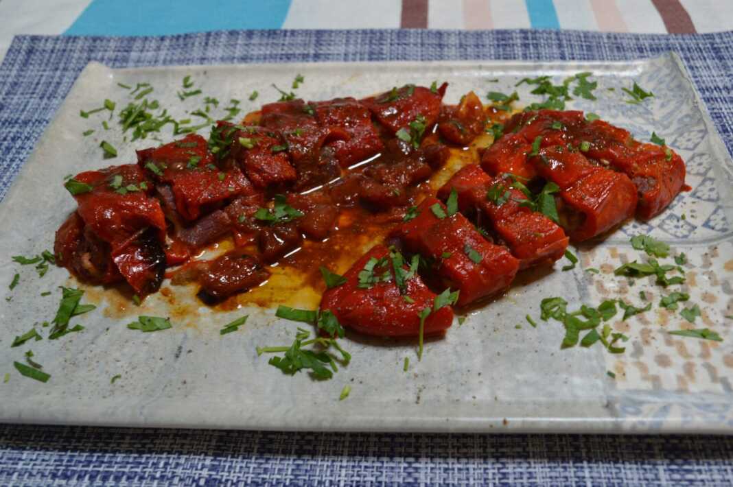 Πιπεριές φλωρίνης με γραβιέρα και παστουρμά Πιπεριές φλωρίνης με γραβιέρα και παστουρμά