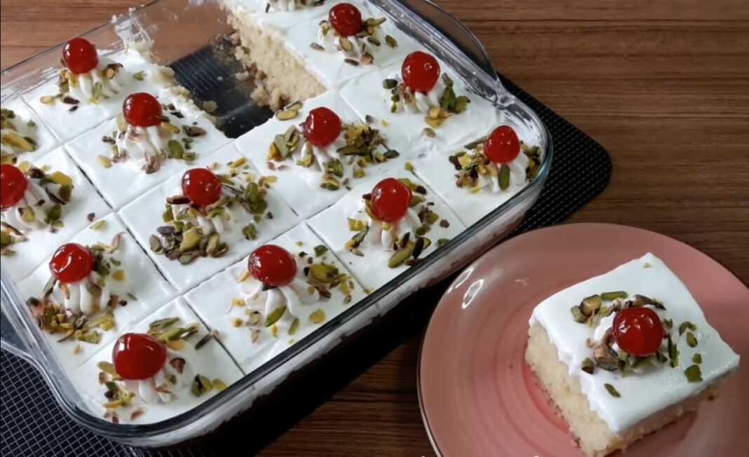 Ρεβανί με σαντιγι Πλάνο από το σιροπιασμένο ρεβανί μέσα στο ταψί, με το σιρόπι να απορροφάται