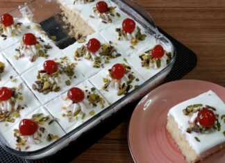 Πλάνο από το σιροπιασμένο ρεβανί μέσα στο ταψί, με το σιρόπι να απορροφάται