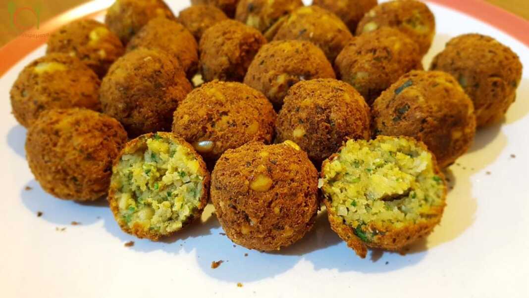 Χρυσαφένιοι, τραγανοί ρεβυθοκεφτέδες (φαλάφελ) σερβιρισμένοι σε πιάτο, ίσως με λίγο ταχίνι ή σαλάτα.