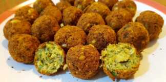 Ρεβυθοκεφτέδες – Φαλάφελ Χρυσαφένιοι, τραγανοί ρεβυθοκεφτέδες (φαλάφελ) σερβιρισμένοι σε πιάτο, ίσως με λίγο ταχίνι ή σαλάτα.