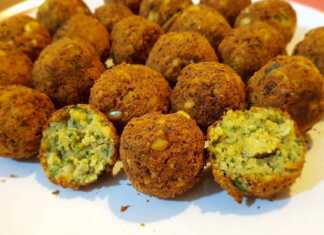 Ρεβυθοκεφτέδες – Φαλάφελ Χρυσαφένιοι, τραγανοί ρεβυθοκεφτέδες (φαλάφελ) σερβιρισμένοι σε πιάτο, ίσως με λίγο ταχίνι ή σαλάτα.