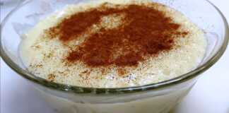 Ρυζόγαλο βανίλια Μπολ με κρεμώδες ρυζόγαλο βανίλια, πασπαλισμένο με κανέλα, έτοιμο για σερβίρισμα.