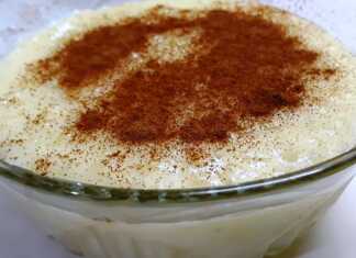 Μπολ με κρεμώδες ρυζόγαλο βανίλια, πασπαλισμένο με κανέλα, έτοιμο για σερβίρισμα.