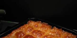 Βασιλικό Γαλακτομπούρεκο, κομμένο σε μερίδες, λουσμένο στο σιρόπι.