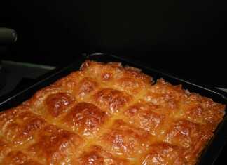 Βασιλικό Γαλακτομπούρεκο, κομμένο σε μερίδες, λουσμένο στο σιρόπι.