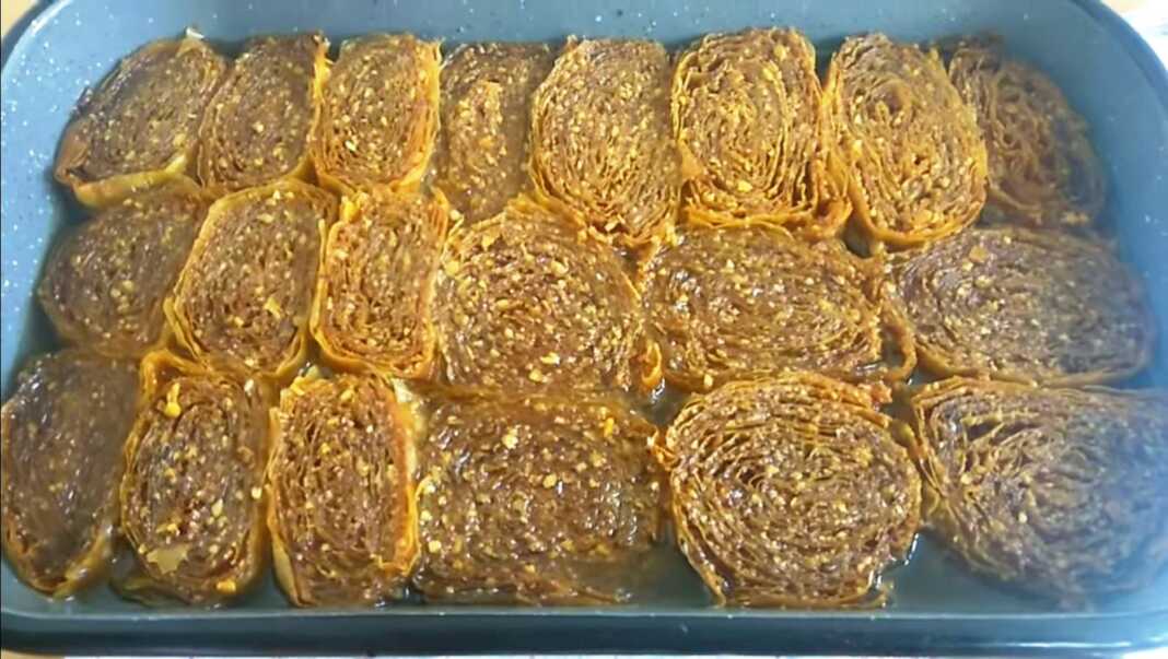 Τυλιχτός Μπακλαβας1 Εσωτερική όψη Τυλιχτός Μπακλαβάς, που φαίνονται τα στρώματα του φύλλου και η γέμιση καρυδιού.