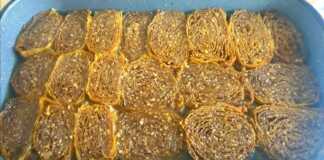 Εσωτερική όψη Τυλιχτός Μπακλαβάς, που φαίνονται τα στρώματα του φύλλου και η γέμιση καρυδιού.