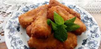 Τηγανισμένες τυροκροκέτες σε σχήμα στικ σε ένα πιάτο.