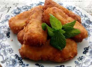 Τηγανισμένες τυροκροκέτες σε σχήμα στικ σε ένα πιάτο.