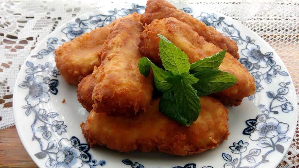 Τυροκροκετες Τηγανισμένες τυροκροκέτες σε σχήμα στικ σε ένα πιάτο.