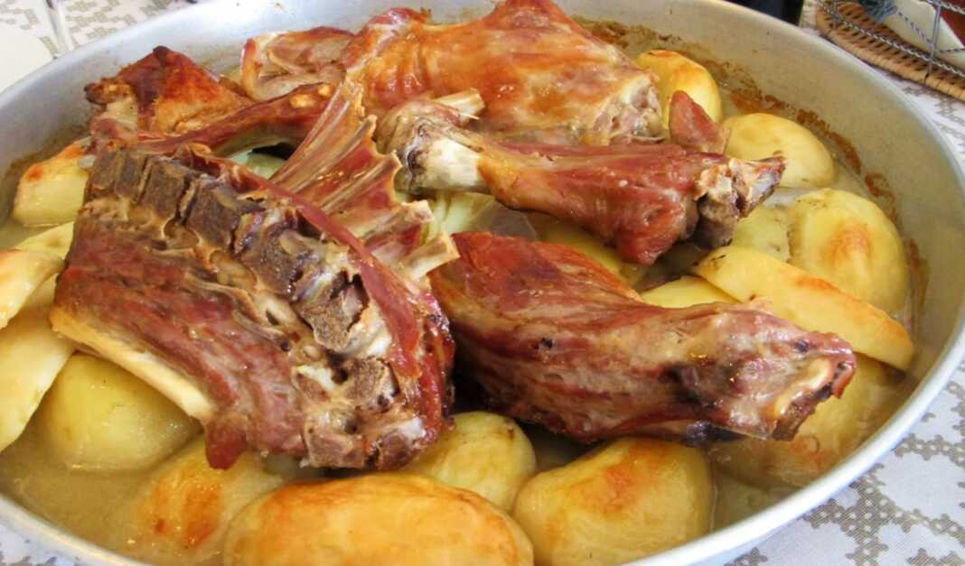 αρνάκι με πατάτες στο φούρνο1 Αρνάκι στο φούρνο με πατάτες