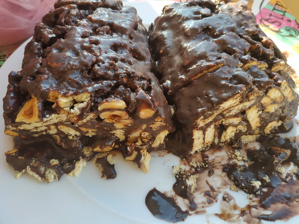 κορμός σοκολάτας με φουντούκια Κορμός με ξηρούς καρπούς