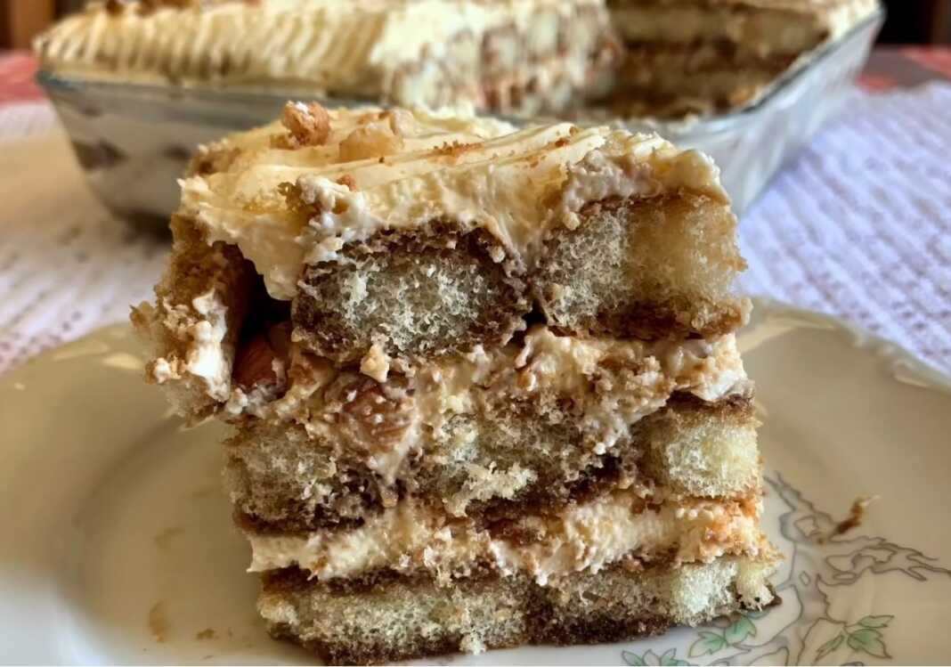 τιραμισου Κομμένο κομμάτι από το τιραμισού, που αναδεικνύει τις στρώσεις από σαβουαγιάρ και κρέμα.