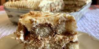 Τιραμισού με αμαρέτο και αμύγδαλα (ιταλική συνταγή) Κομμένο κομμάτι από το τιραμισού, που αναδεικνύει τις στρώσεις από σαβουαγιάρ και κρέμα.