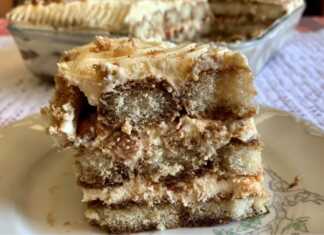 Κομμένο κομμάτι από το τιραμισού, που αναδεικνύει τις στρώσεις από σαβουαγιάρ και κρέμα.