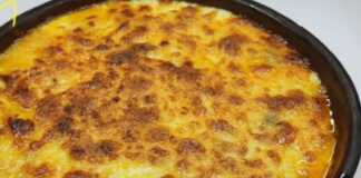 Πήλινο σκεύος με ροδοκοκκινισμένα κεφτεδάκια καλυμμένα με πλούσια στρώση μπεσαμέλ και λιωμένη μοτσαρέλα που κάνει κρούστα