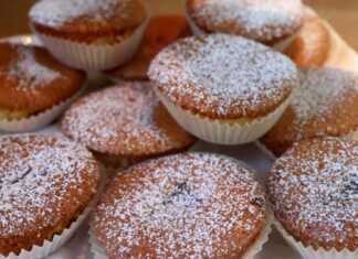 Δώδεκα χρυσαφένια μίνι κέικ μέσα σε φόρμα μάφιν με λιωμένες φλοίδες σοκολάτας στην κορυφή τους