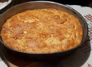 Χωριάτικο τυρόψωμο Θράκης με χρυσαφένια κρούστα και αρώματα ρίγανης ψημένο σε παραδοσιακό ταψί