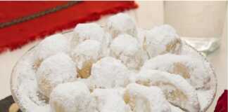 Τα τελειωμένα **Αμυγδαλωτά Μυκόνου** πασπαλισμένα με άχνη ζάχαρη.