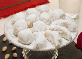 Τα τελειωμένα **Αμυγδαλωτά Μυκόνου** πασπαλισμένα με άχνη ζάχαρη.