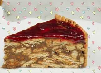 Ένα στρογγυλό γλυκό ψυγείου με βάση και περίμετρο από μπισκότα πτι μπερ, μια στρώση σοκολατένιου μείγματος γιαουρτιού και μια στρώση κόκκινης μαρμελάδας στην κορυφή.