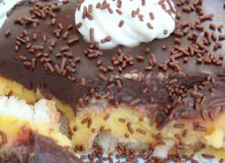 Στιβαρό γλυκό ψυγείου σε στρώσεις με βάση φρυγανιάς κίτρινη κρέμα πορτοκαλιού και πυκνή στρώση σοκολάτας με τρούφα