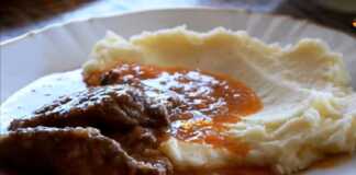 Κοκκινιστό Μοσχαρακι με πουρέ πατάτας Κοκκινιστό Μοσχάρι