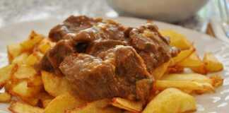 Κοκκινιστό κρέας με πατάτες τηγανητές Κοκκινιστό με τηγανιτές πατάτες