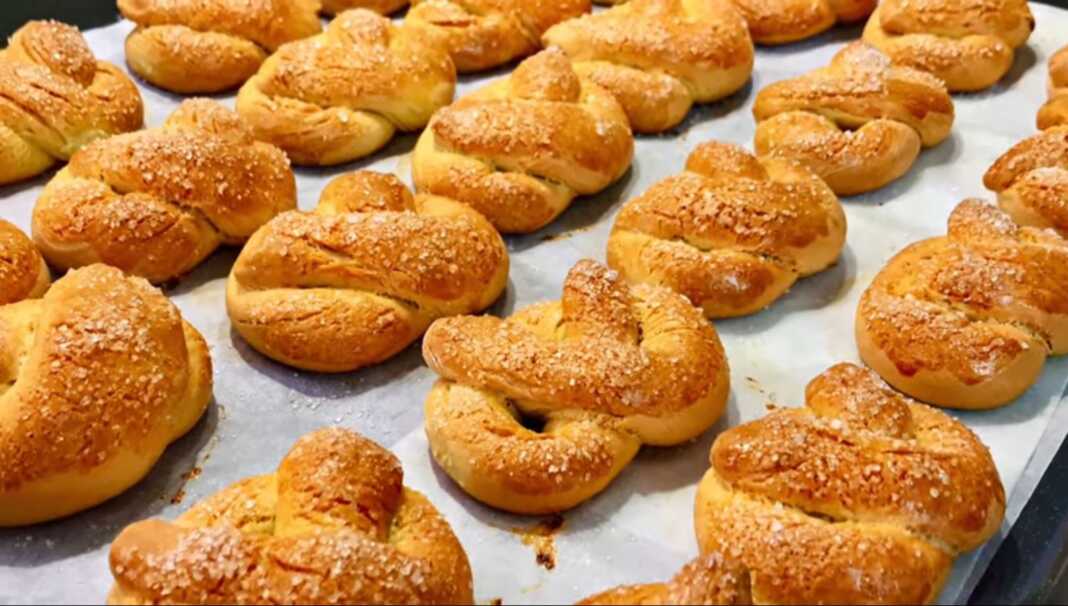 Κουλουράκια6 Τα ψημένα Κουλουράκια του Καφέ σε ταψί με χαρτί ψησίματος.