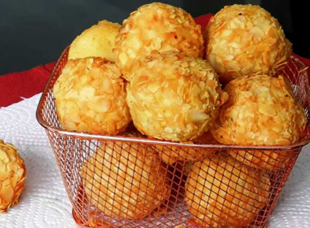 Κροκέτες με πατατα-τυρί-μοτσαρελα Πιατέλα γεμάτη με χρυσαφένιες Κροκέτες Πατάτας με Μοτσαρέλα και Αμύγδαλο, έτοιμες για σερβίρισμα