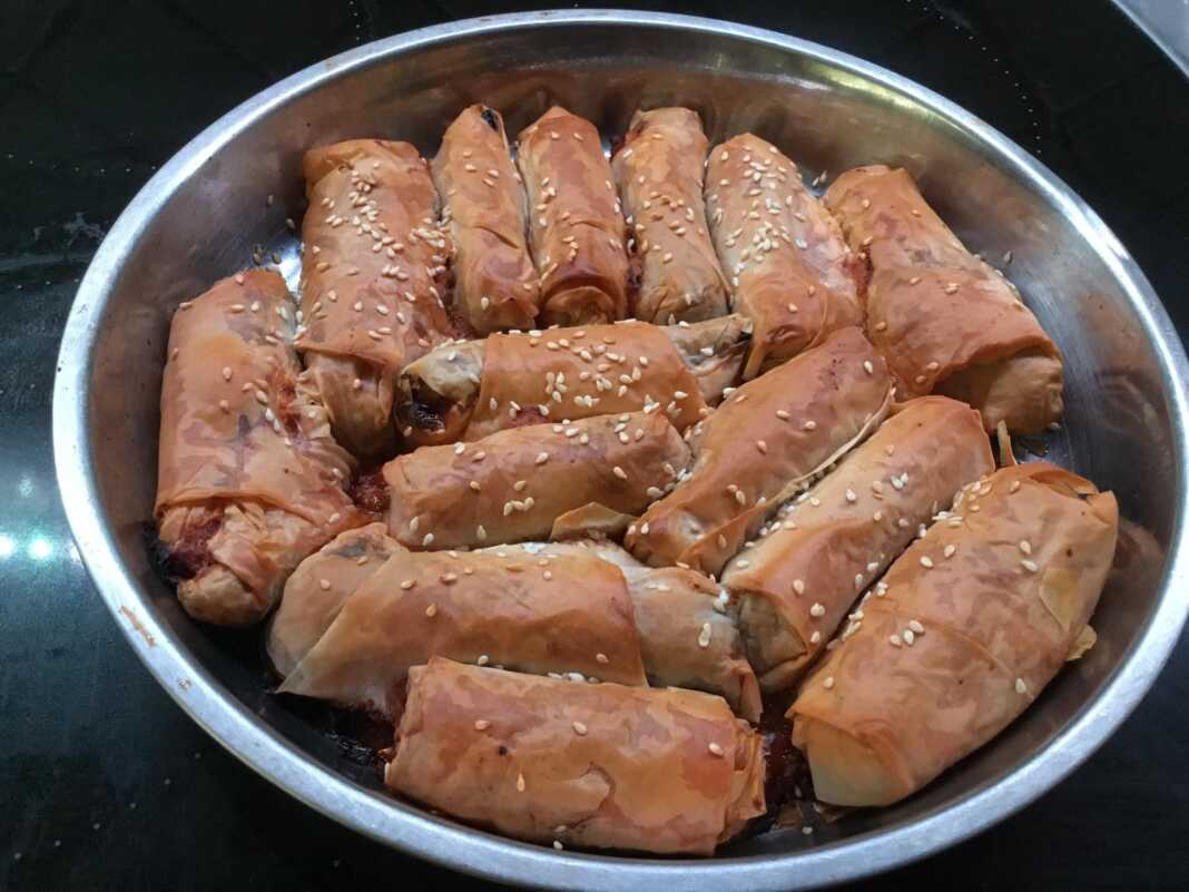 Μελιτζάνες τυλιγμένες σε φύλλο, γεμιστές με κιμά και μπεσαμέλ, έτοιμες για ψήσιμο.