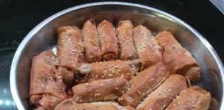 Μελιτζάνες τυλιγμένες σε φύλλο, γεμιστές με κιμά και μπεσαμέλ, έτοιμες για ψήσιμο.