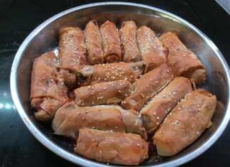 Μελιτζάνες τυλιγμένες σε φύλλο, γεμιστές με κιμά και μπεσαμέλ, έτοιμες για ψήσιμο.