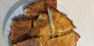 Ένα ταψί με φρεσκοψημένη μπατζίνα, μια λεπτή, χρυσαφένια πίτα με κολοκύθι και φέτα.