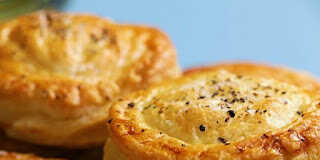 Πίτες Σφολιάτας με σάλτσα κοτόπουλου