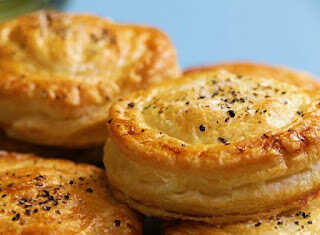 Πίτες Σφολιάτας με σάλτσα κοτόπουλου