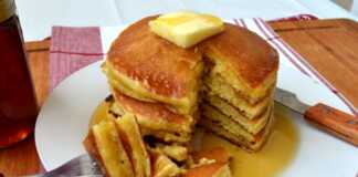 Στοιβαγμένα αφράτα pancakes περιχυμένα με μέλι.