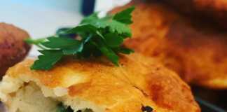 Μια πιατέλα με χρυσαφένια τηγανητά πιροσκί, μερικά γεμιστά με πατάτα και άλλα με τυρί, έτοιμα για σερβίρισμα