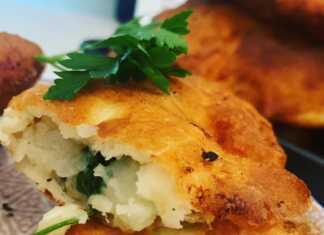 Μια πιατέλα με χρυσαφένια τηγανητά πιροσκί, μερικά γεμιστά με πατάτα και άλλα με τυρί, έτοιμα για σερβίρισμα