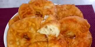 Στρογγυλές μεγάλες φουσκωμένες τηγανίτες με μέλι Τηγανίτες μεγάλες