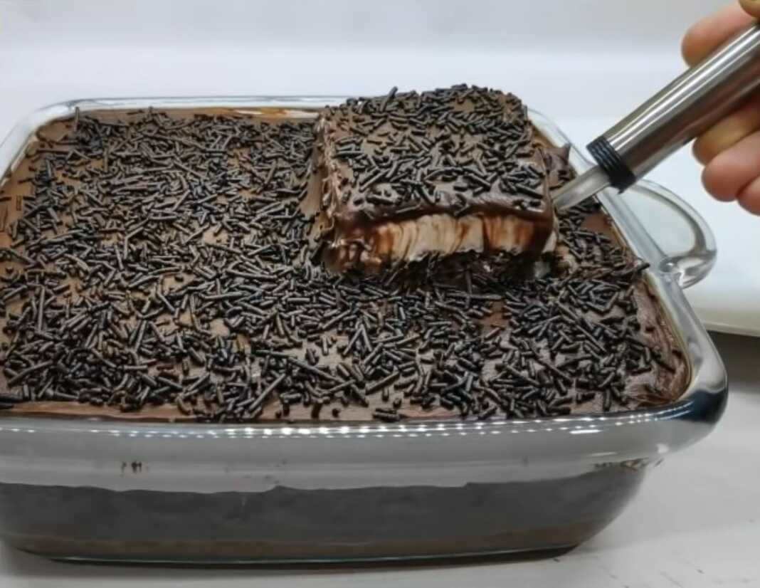 Το τελικό **Τρουφάτο Σοκολατένιο** με πλούσιο γλάσο και τρούφα