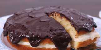 Τούρτα Κωκ, κομμένη σε φέτες, με εμφανή την κρέμα ζαχαροπλαστικής.