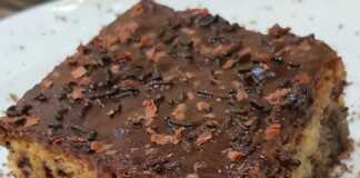 Ένα κομμάτι από Γλυκό Τρούφα (ή Μυρμηγκάτο) με πλούσιο σοκολατένιο γλάσο και τρούφα.