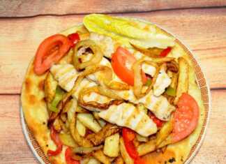 Φιλέτο-κοτόπουλου-με-πατάτες-και-πίτα