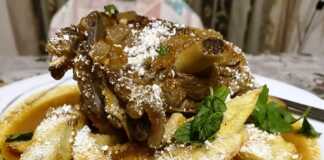 αρνακι με τηγανίτες πατατες