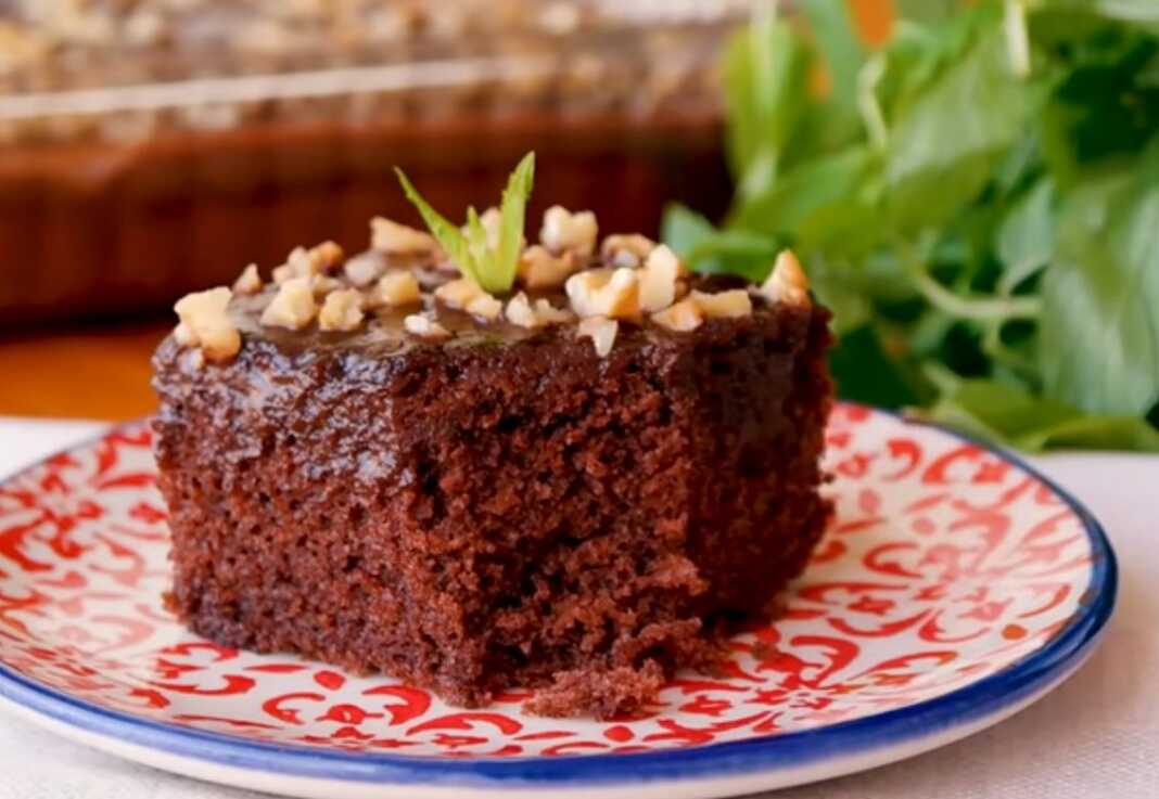 κέικ με σάλτσα σοκολάτας