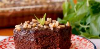 κέικ με σάλτσα σοκολάτας