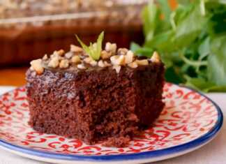 κέικ με σάλτσα σοκολάτας