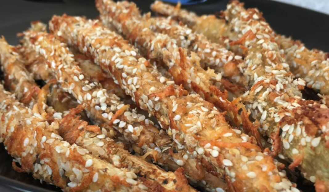 κριτσινια μελιτζάνας Τραγανά κριτσίνια μελιτζάνας παναρισμένα με σουσάμι και τυρί, σερβιρισμένα με σάλτσα γιαουρτιού.